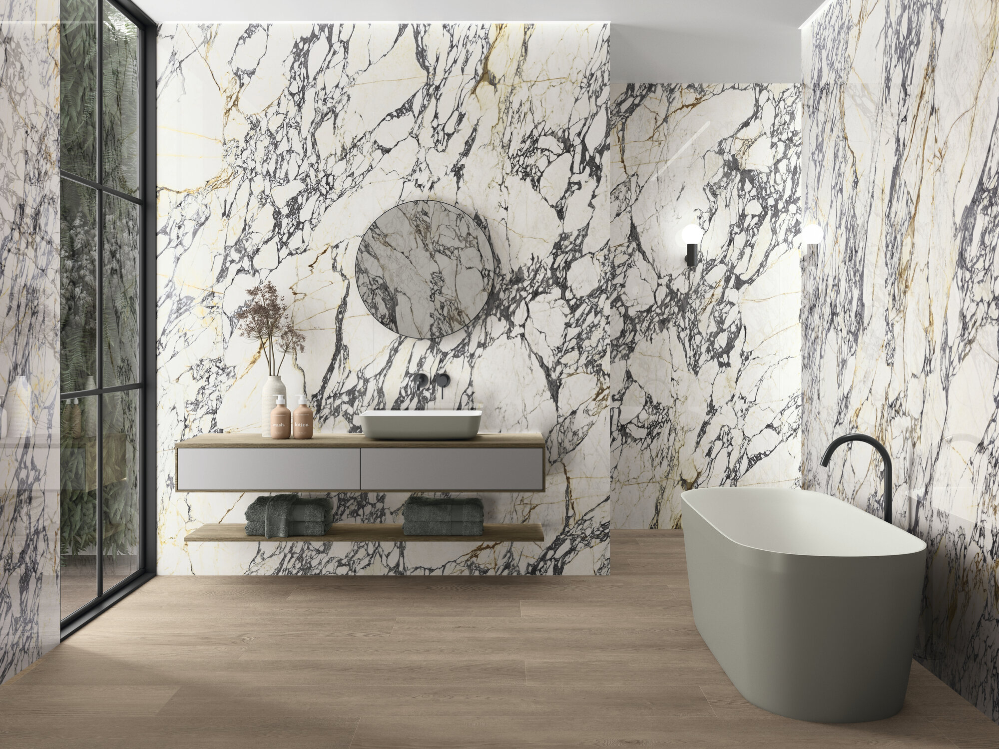 Baño con bañera exenta y revestimiento de efecto mármol Calacatta Corchia de APE Grupo.