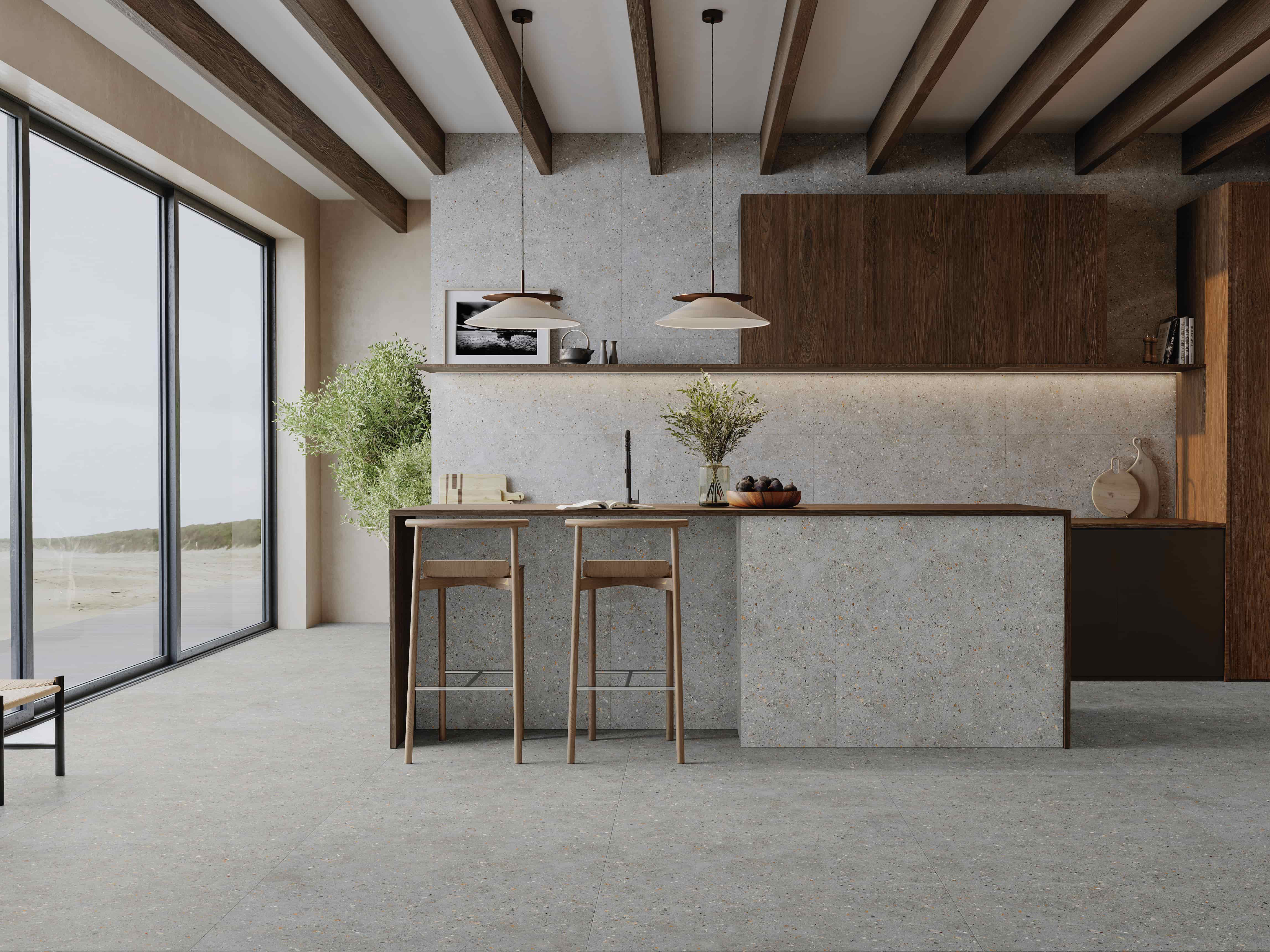 Cocina con isla y pavimento gris de Rocersa, colección Mediterranean.