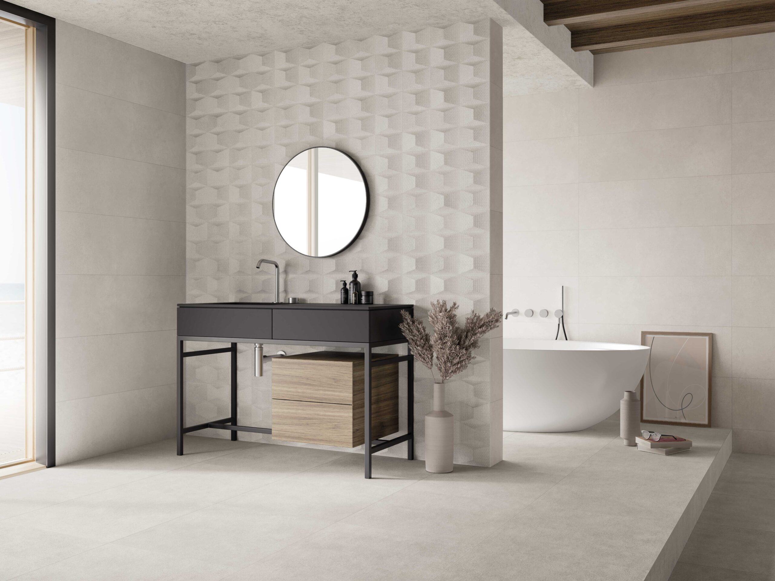 Baño con bañera exenta y cerámica clara con relieve de Rocersa, colección Nomade.